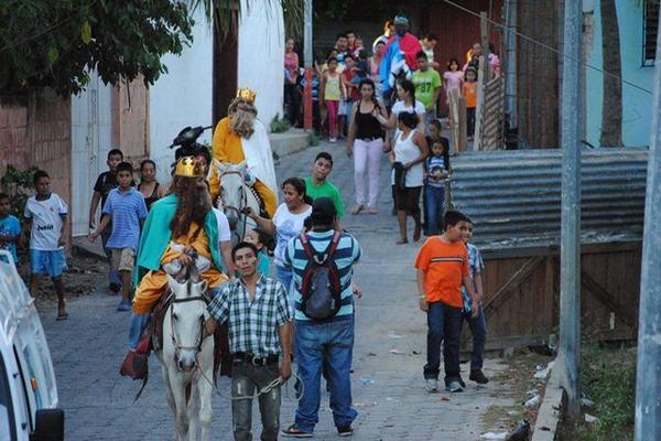 Los Reyes Magos ingresan a la colonia Edyn Loyo, en Zacapa. (Foto Prensa Libre: Víctor Gómez)