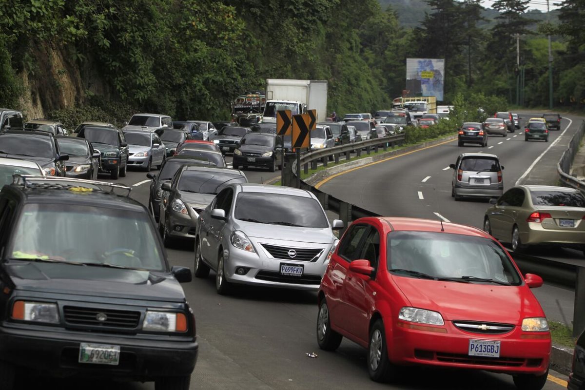 Cientos de automovilistas atrapados en el tránsito esperando que se libere la ruta, luego de más de seis horas de congestionamiento. (Foto Prensa Libre: Edwin Bercián)