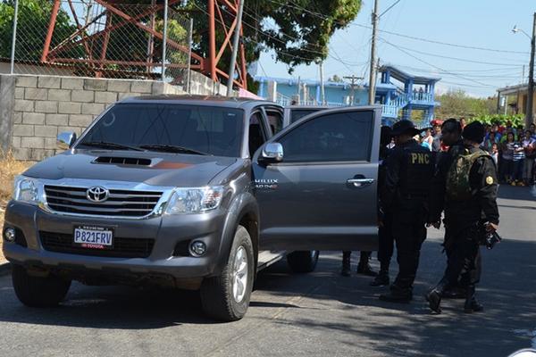 Los dos aprehendidos se conducían en un picop doble cabina. (Foto Prensa Libre: Jorge Tizol)