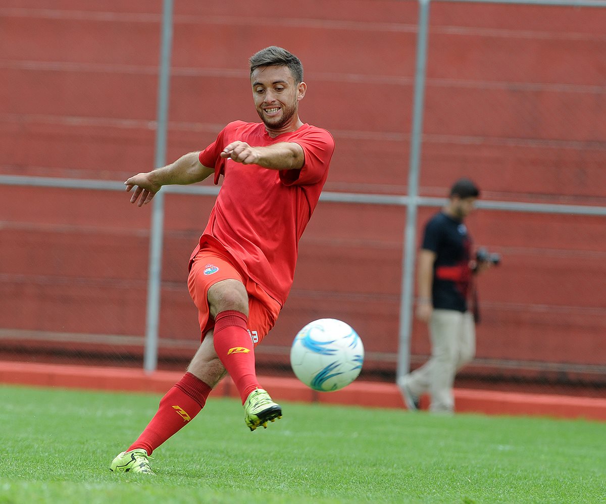 Henry López ha mostrado un gran nivel durante el torneo convertido goles que suman para las victorias que necesita Municipal. (Foto Prensa Libre: Óscar Felipe)
