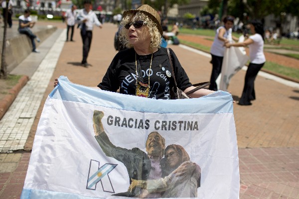  Militantes Kirchneristas se dirigen a la Plaza de Mayo. (Foto Prensa Libre: AP)