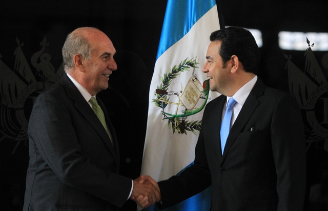 Las sonrisas entre Mario Taracena y Jimmy Morales quedaron en el pasado. (Foto Prensa Libre: Hemeroteca PL)