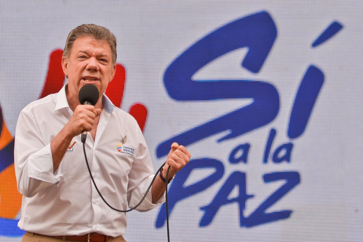 El presidente de Colombia, Juan Manuel Santos, en un reciente acto público para promover el "Sí" a la consulta popular a favor del acuero de paz. (Foto Prensa Libre: AFP).