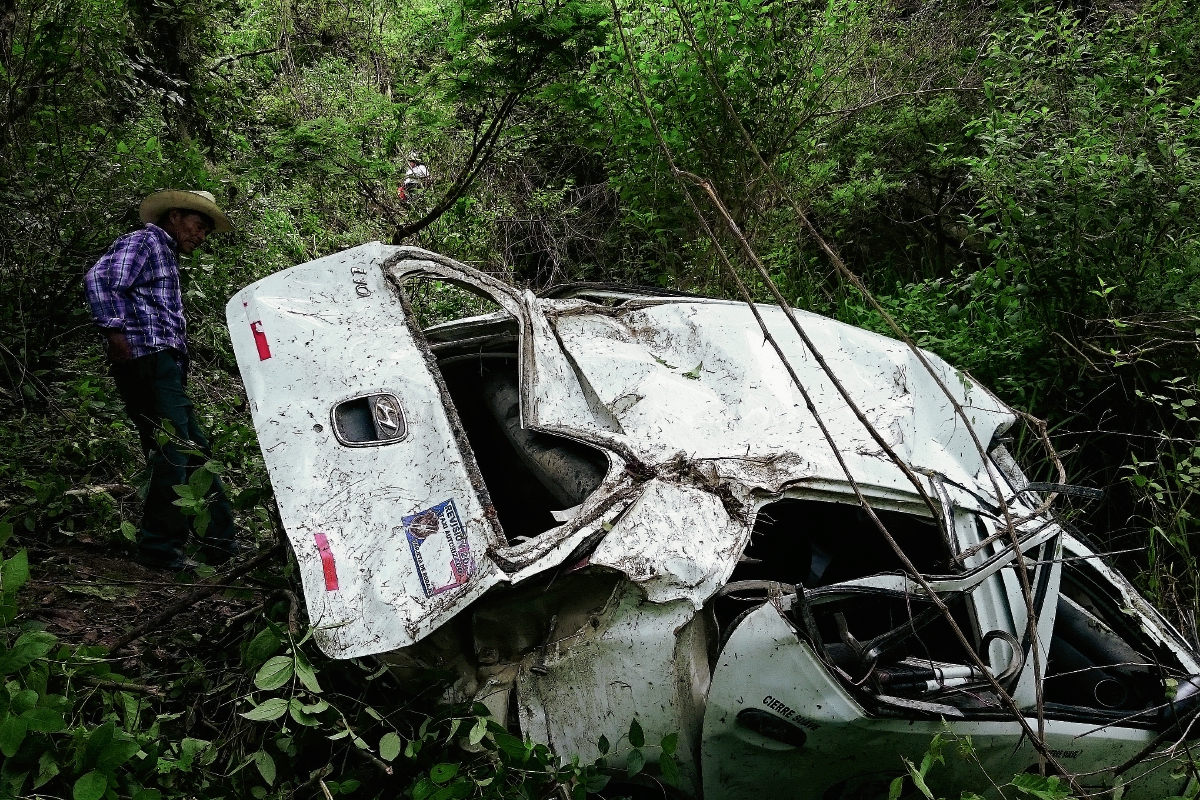El vehículo donde viajaba Carlos Eduardo Yáñez Pirir y Sachali Hernández quedó destruido luego de caer en una hondonada, en Baja Verapaz. (Foto Prensa Libre: Carlos Grave)