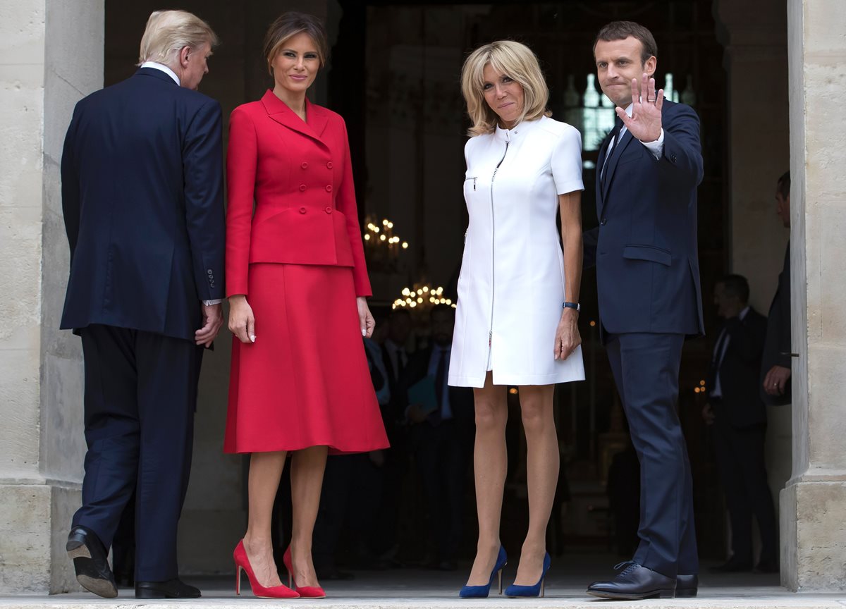 Donald Trump (i) Melania Trump (2ndi) junto a los esposos Macron en la visita al Museo de las Armas.(AFP).