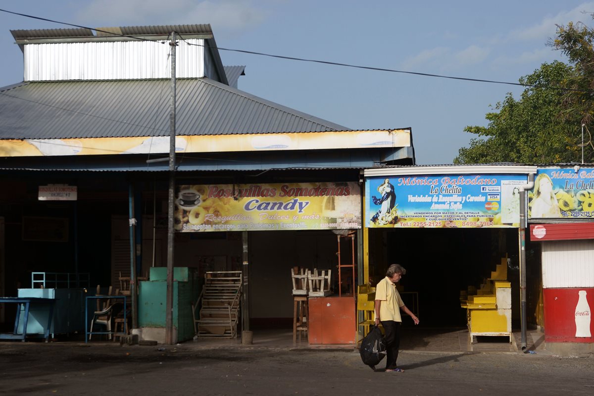 Los puestos en el mercado "Roberto Huembes" en Managua permanecen cerrados durante el paro nacional de 24 horas. (Foto Prensa Libre:AFP)