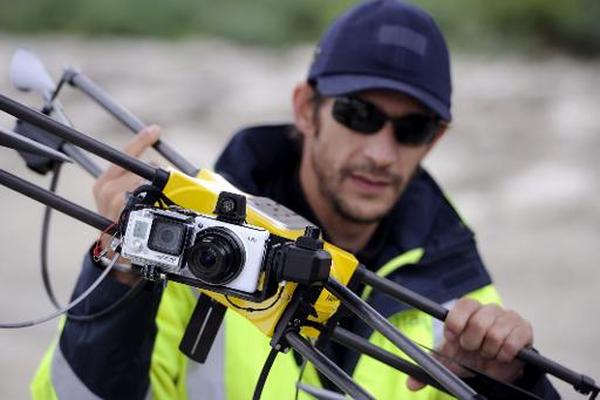 Un técnico muestra cómo funciona un drone equipado con cámara el 5 de noviembre de 2013 (Foto Prensa Libre: AFP).