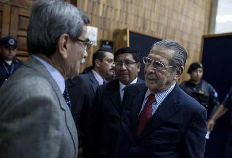 Mauricio Rodríguez Sánchez y Efraín Ríos Montt conversan antes de la jornada de debate. (Foto Prensa Libre: EFE)