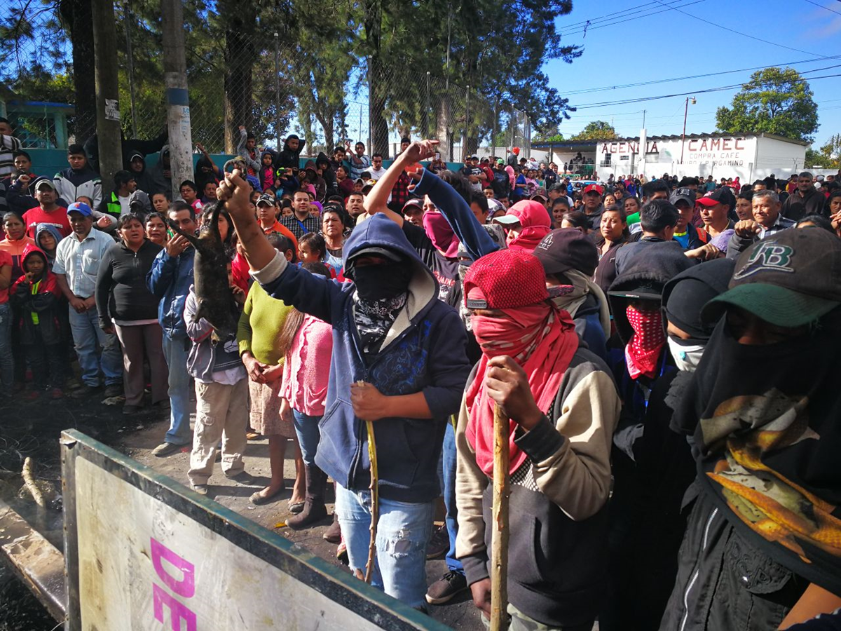 Los inconformes aseguran que no reciben agua desde hace dos meses. (Foto Prensa Libre: Estuardo Paredes)