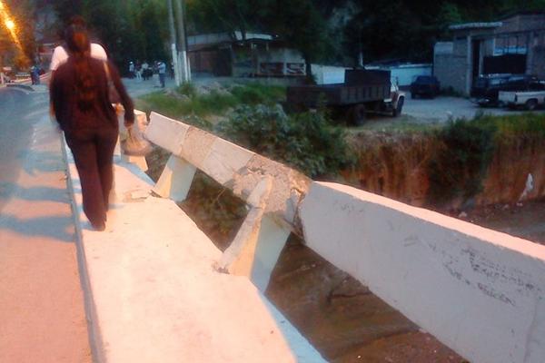 Lectora comparte  imagen del puente situado en Villalobos cuyas  barandas están a punto de colapsar y pone en riesgo a miles de peatones  que transitar por él.
