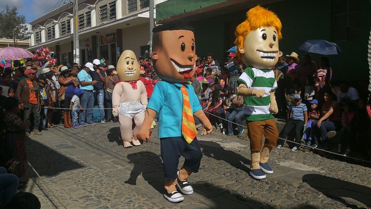 Los convites estarán recorriendo calles y avenida de Sumpango hasta las 17 horas. Los personajes de caricaturas irán acompañados de música. (Foto Prensa Libre: Oscar Felipe)
