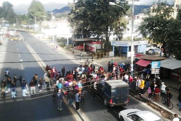 Salubristas que exigen el pago de sus salarios, bloquean el tránsito vehicular en Quetzaltenango, (Foto Prensa Libre: Alejandra Martínez)<br _mce_bogus="1"/>