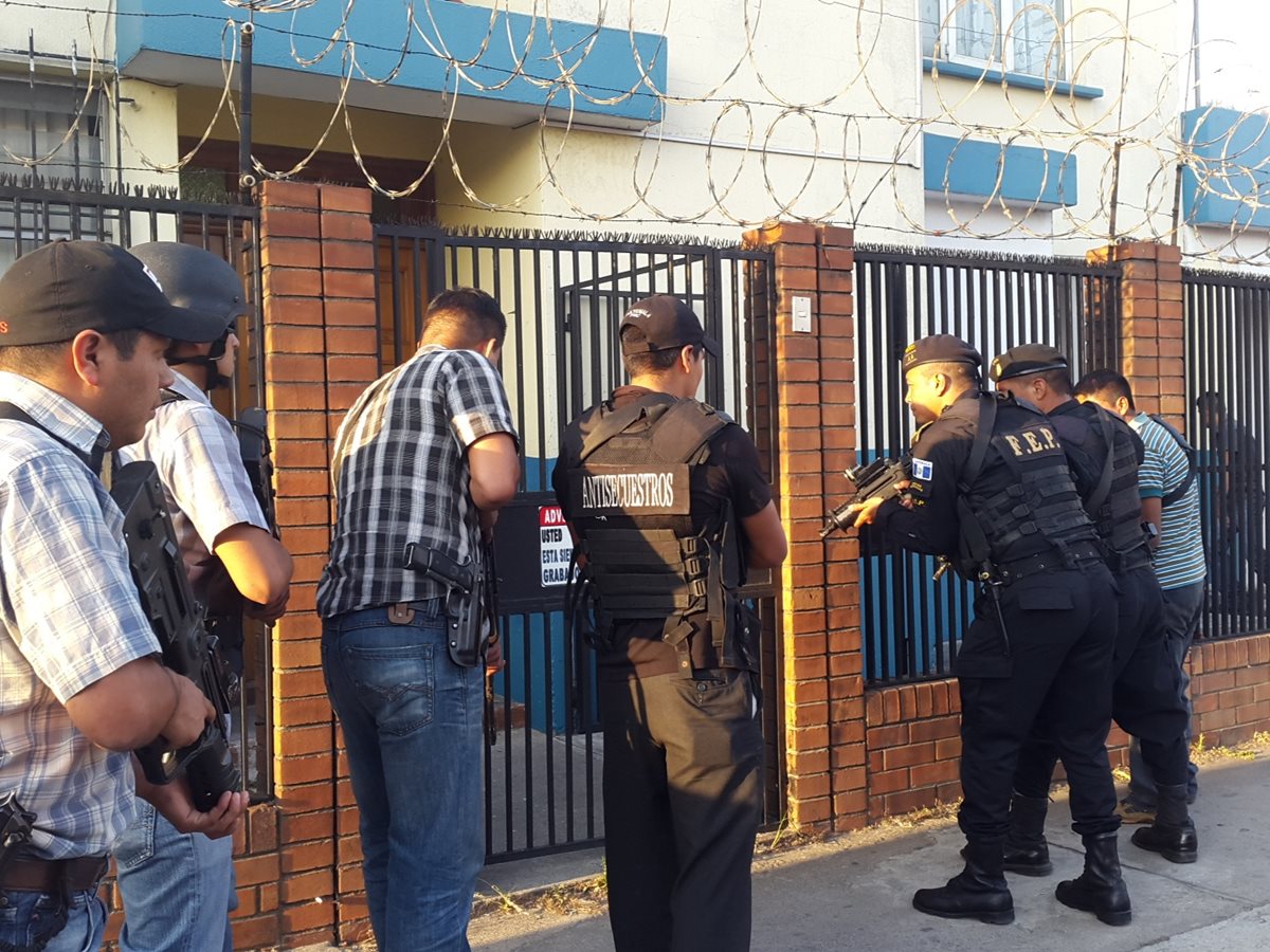 <span style="font-size: 12px;">Agentes policiales se preparan para ingresar a la vivienda donde mantenían cautiva a la víctima ( Foto Prensa Libre: PNC)</span>