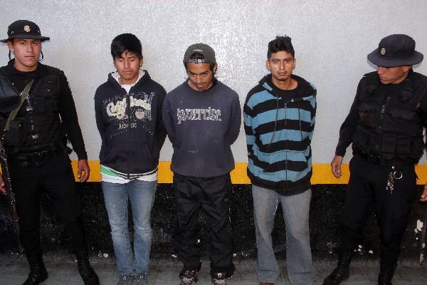 Tres de los cuatro capturados en allanamiento en la aldea Santa Rita, Salcajá, Quetzaltenango.