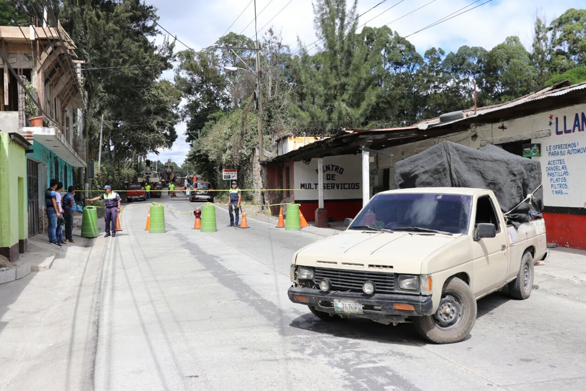 Desde agosto último, los daños en una bóveda agrietaron la carretera en el km 68.2 de la ruta entre Pastores y Antigua Guatemala. (Foto Prensa Libre: Renato Melgar)