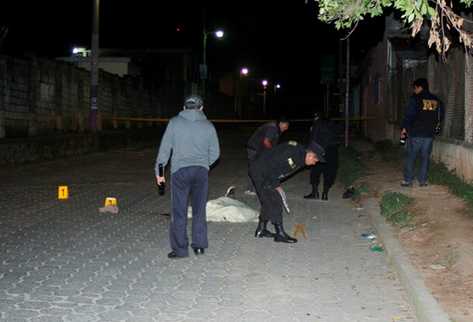 Agentes de la Policía buscan evidencias en el lugar del crimen contra Julio César Estrada, en Chimaltenango. (Víctor Chamalé)