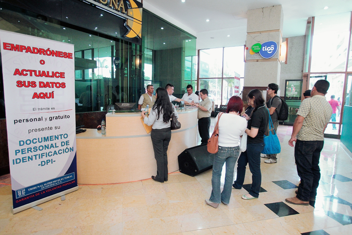 Varias personas se acercan al puesto de empadronamiento móvil de un centro comercial de la zona 11 capitalina. (Foto Prensa Libre: Paulo Raquec)