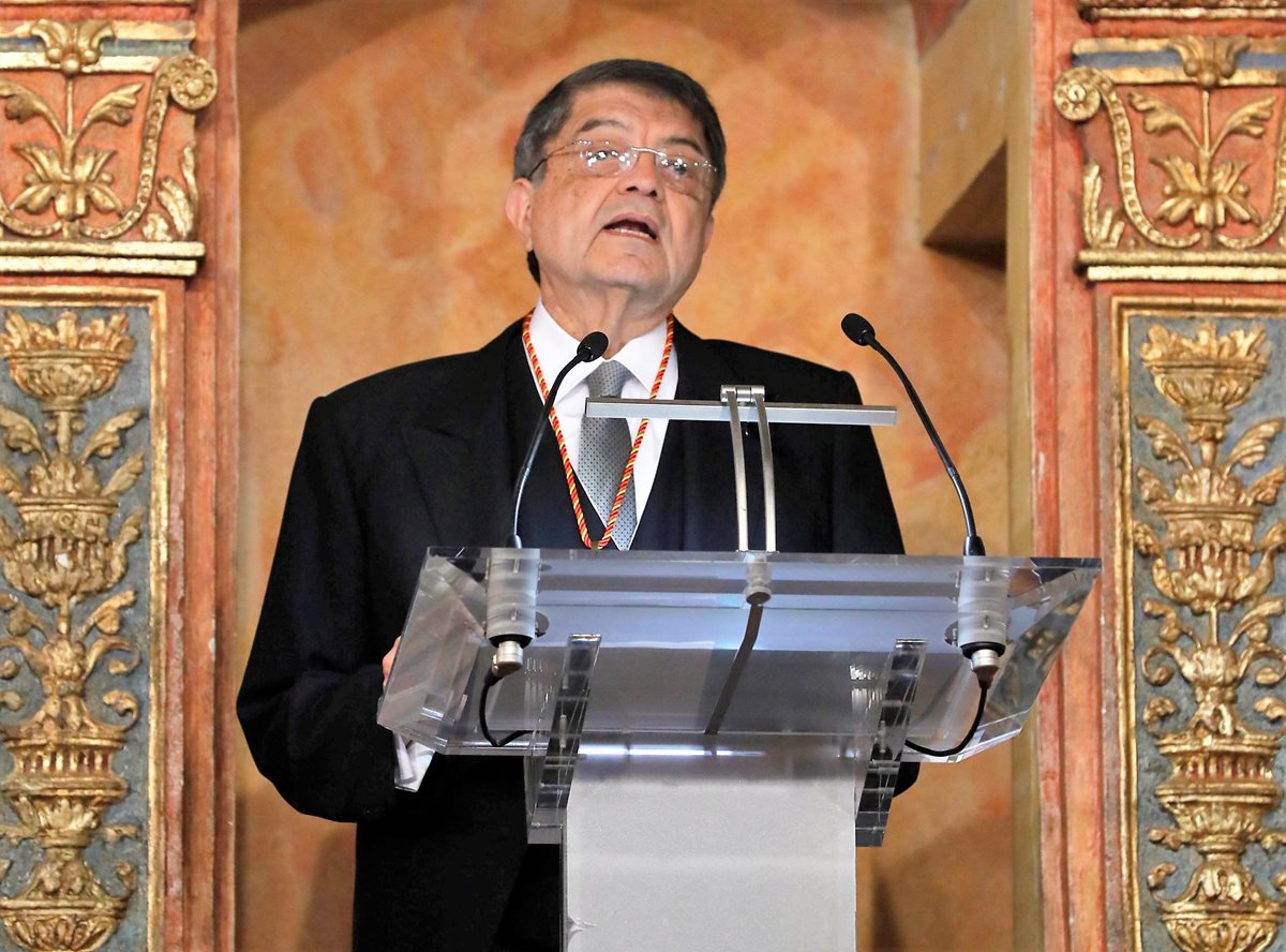 El escritor nicaragüense Sergio Ramírez durante el discurso que ha pronunciado tras recibir de manos del rey Felipe la medalla y la escultura del Premio Cervantes en el Paraninfo de la Universidad de Alcalá de Henares. (Foto Prensa Libre: EFE)