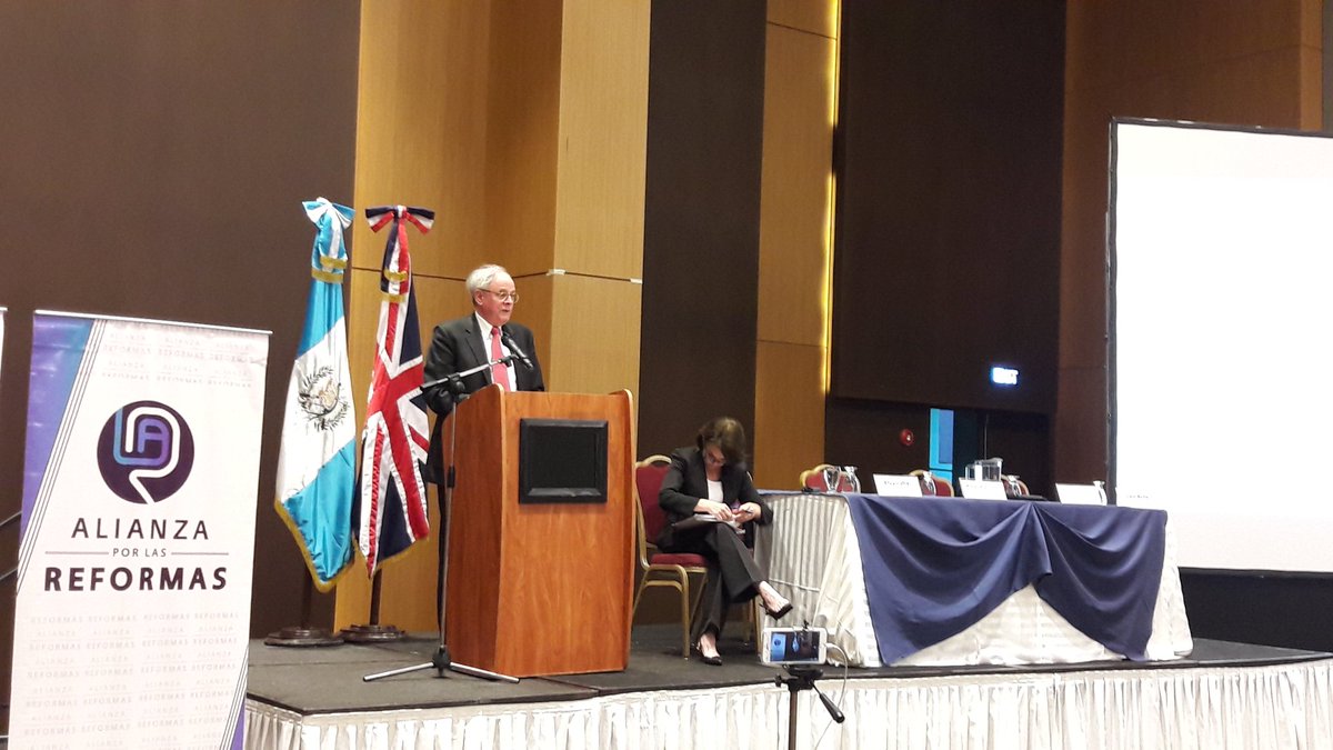 El exfiscal general del Reino Unido, Sir Ross Cranston, durante el foro "¿Qué tipo de fiscal general necesitamos?". (Foto Prensa Libre: @justiciayagt).