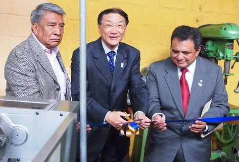 Teruaki Nagasaki, embajador de Japón, y Venancio de León Aguilar, de la Fundación Marvelli. (Foto Prensa Libre: Edwin Castro)