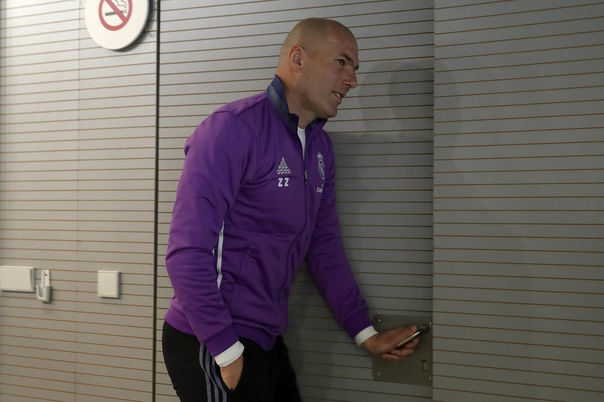 El técnico del Real Madrid, Zinedine Zidane, se retira de la conferencia de prensa previo al juego contra el Osasuna en Pamplona. (Foto Prensa Libre: EFE)