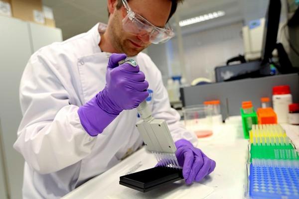 Científicos efectúan investigaciones para frenar el avance del cáncer (Foto Prensa Libre: Pfizer).<br _mce_bogus="1"/>