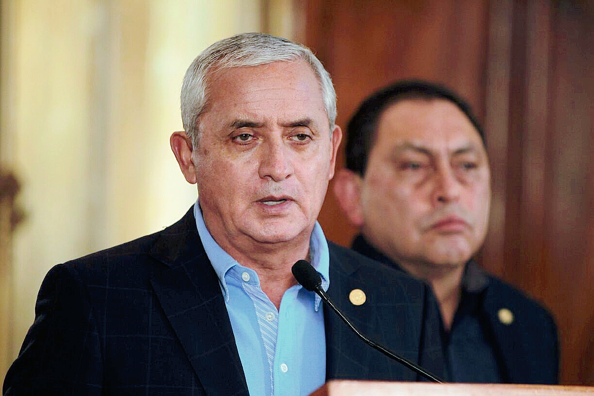Pérez Molina y Mauricio López Bonilla, ministro de Gobernación, durante la conferencia de prensa. (Foto Prensa Libre: Paulo Raquec).