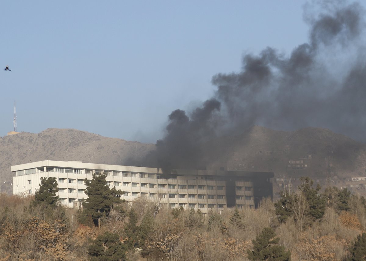 Así luce el hotel Intercontinental de Kabul, luego de los ataques. (Foto Prensa Libre:EFE)