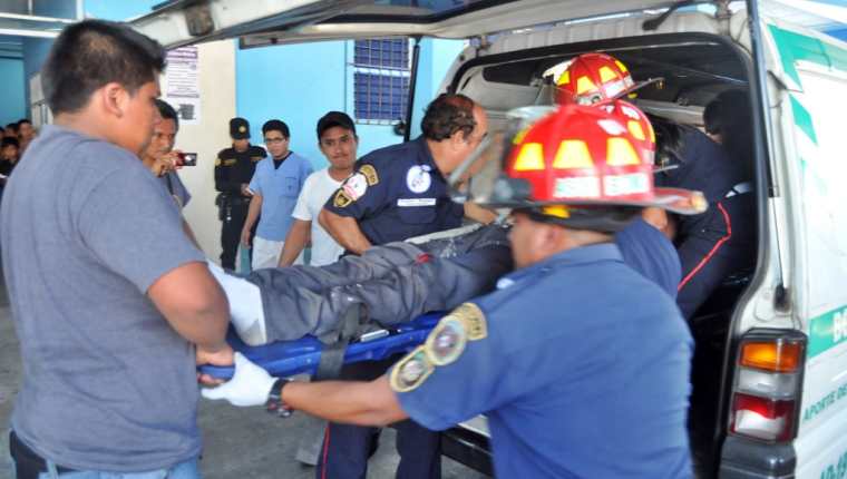 Bomberos Municipales Departamentales trasladan al motorista al Hospital Regional de Coatepeque, Quetzaltenango, donde falleció. (Foto Prensa Libre: Alexánder Coyoy)