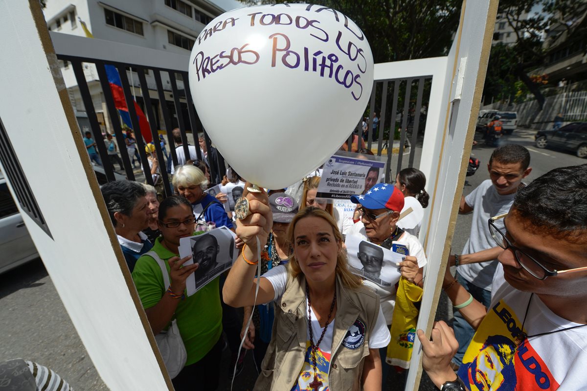 Manifestantes exigen la liberación de los "presos políticos" durante una protesta en Venezuela. (Foto Prensa Libre: AFP).