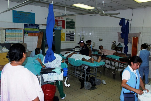 Los tres hombres fueron atacados en la zona 2, en la cabecera de Chimaltenango. (Foto Prensa Libre: Víctor Chamalé)
