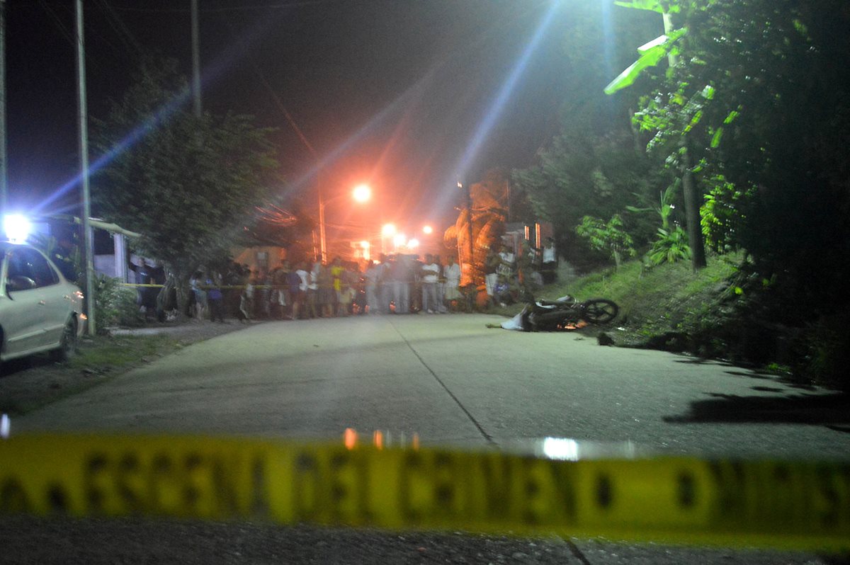 Vecinos observan el cuerpo de Fernando Hernández, quien fue ultimado en la colonia El Progreso, Puerto Barrios. (Foto Prensa Libre: Dony Stewart)