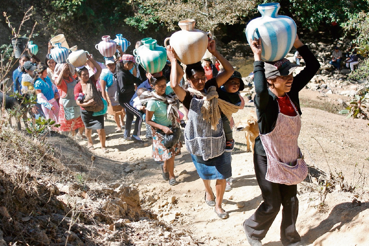 Mujeres de  comunidades de Todos Santos Cuchumatán, Huehuetenango, se abastecen de agua de riachuelos por falta de un sistema de agua entubada.