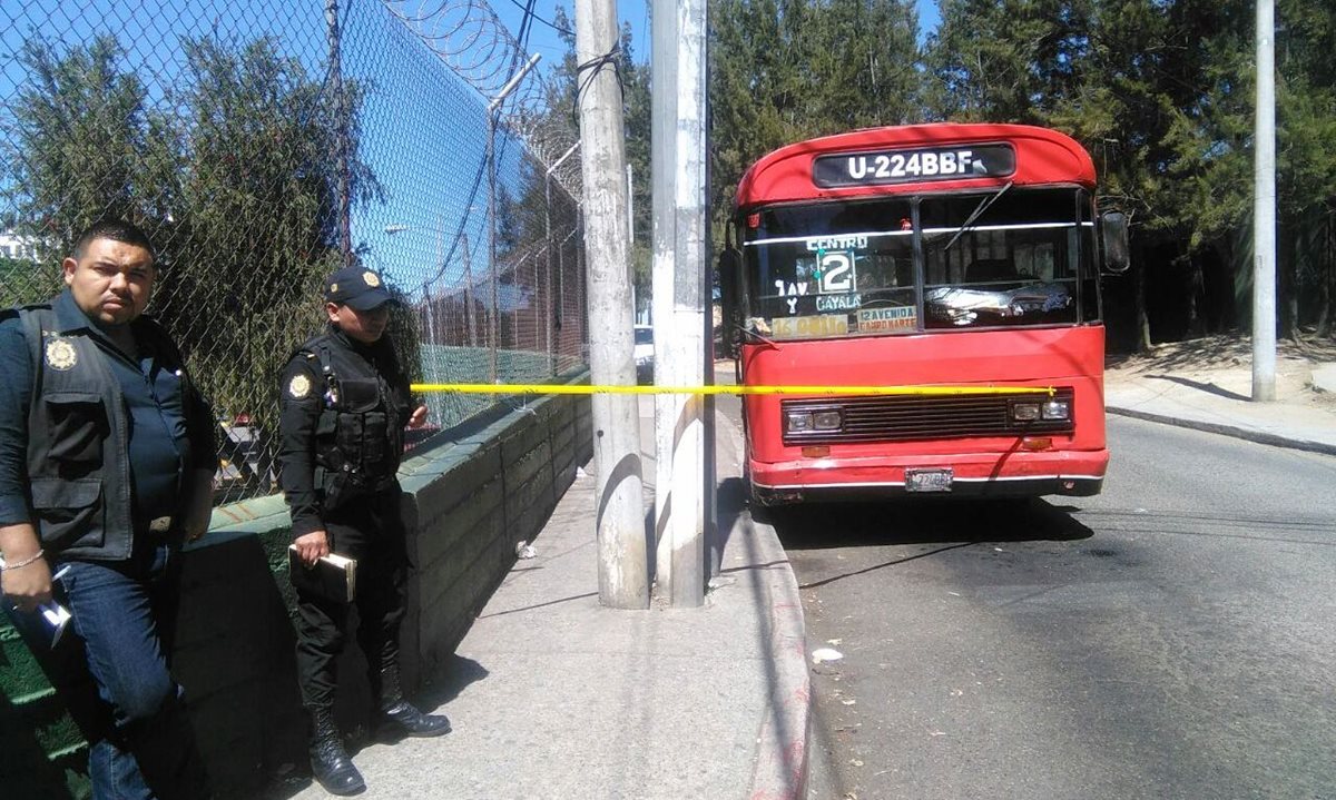 El piloto de un autobús de la ruta 2 murió en un ataque armado en la zona 16. (Foto Prensa Libre: Estuardo Paredes)