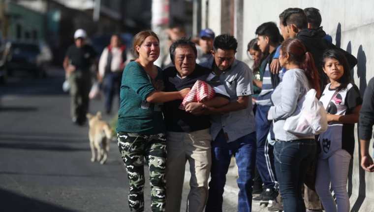 Familiares lloran la muerte violenta de Joselyn Victoria Chirix. (Foto Prensa Libre: Óscar Rivas)