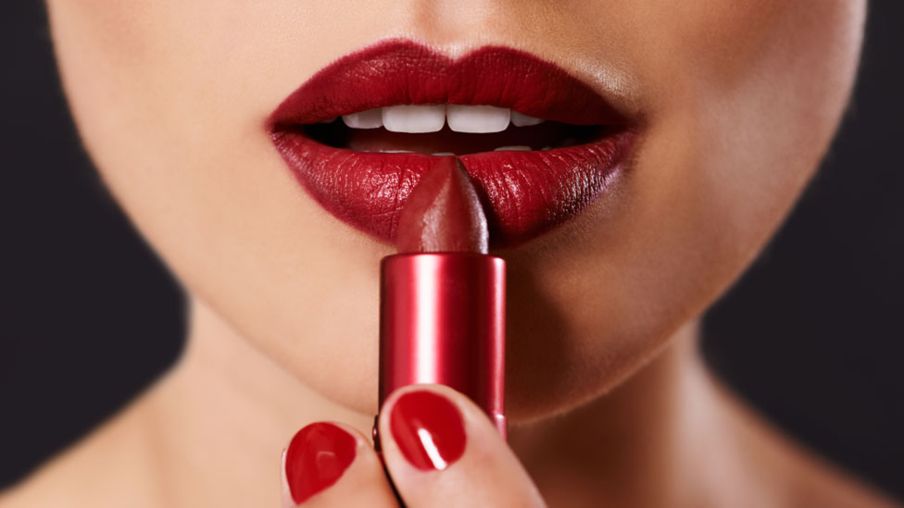 El aceite de palma es usado en labiales y cremas porque necesita una temperatura muy alta para derretirse, a diferencia, por ejemplo, del aceite de coco. (Foto Prensa Libre:Getty Images).