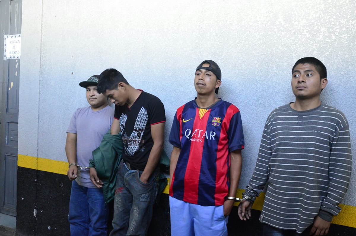 Los cuatro capturados son trasladados a una subestación policial en Xela. (Foto Prensa Libre: PNC)