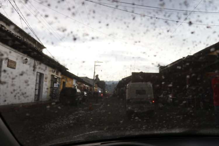Varios usuarios han reportado la caída de ceniza en las calles de Antigua Guatemala, Sacatepéquez.
