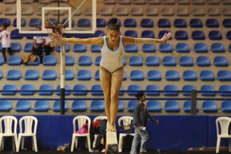 La gimnasta guatemalteca cumple con un entrenamiento en el gimnasio Teodoro Palacios Flores.