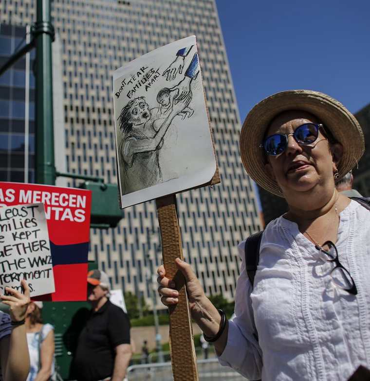 Una  mujer marcha por las calles de Nueva York con un cartel con la leyenda: "Mantener a las familias inmigrantes juntas". (Foto Prensa Libre: AFP)