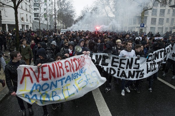 Estudiantes franceses protestan contra la reforma laboral en París. (Foto Prensa Libre:EFE)
