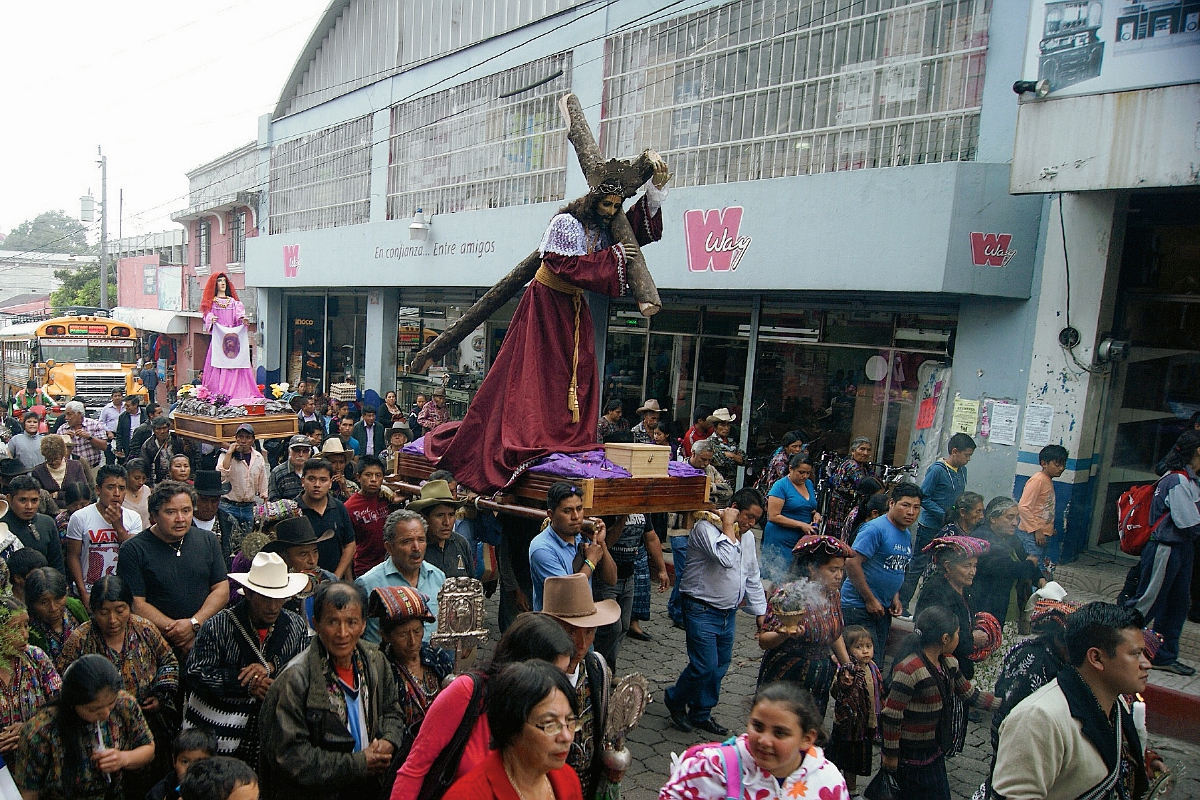 Procesión de Jesús Nazareno recorre una de las calles de la ciudad de Sololá. (Foto Prensa Libre: Édgar Sáenz)