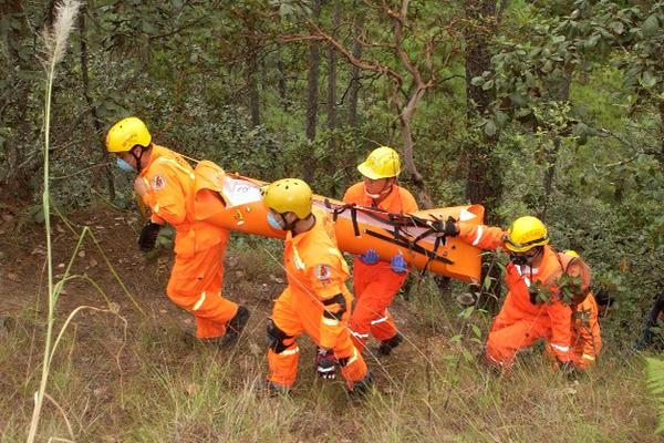 El cadáver de Domingo López Tiu fue localizado en el fondo de un barranco en Chusicá II, San Antonio Ilotenango, Quiché. (Foto Prensa Libre: Óscar Figueroa).