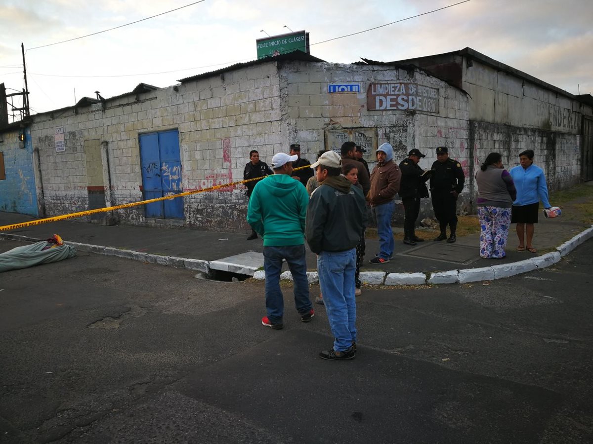 Vecinos alertaron a los bomberos sobre el hallazgo del cadáver en una de las calles de la colonia. (Foto Prensa Libre: Estuardo Paredes)