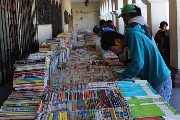 Vecinos visitan feria del libro instalada en la comuna de Tecpán Guatemala, Chimaltenango. (Foto Prensa Libre: José Rosales) <br _mce_bogus="1"/>