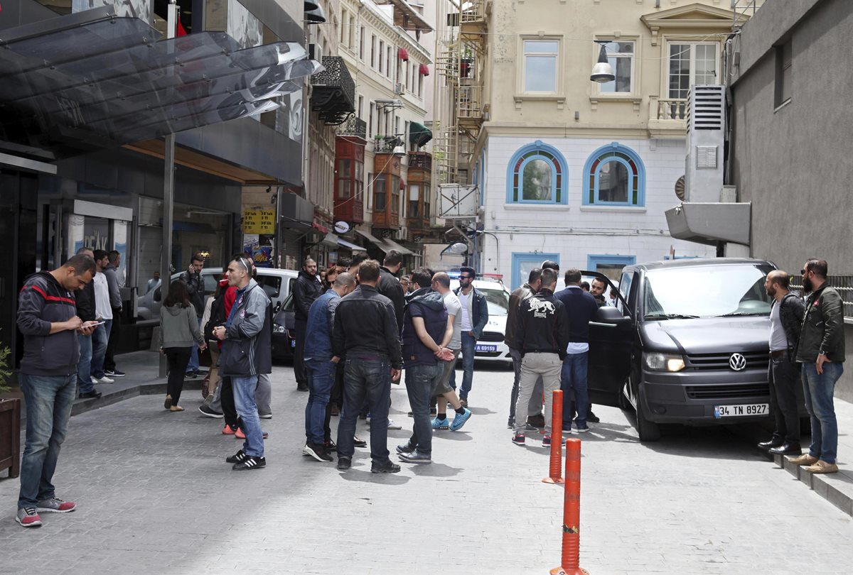 Seis hinchas del equipo de baloncesto griego Olympiacos resultaron heridos hoy en un enfrentamiento con aficionados turcos en una calle céntrica de Estambul. (Foto Prensa Libre: EFE)