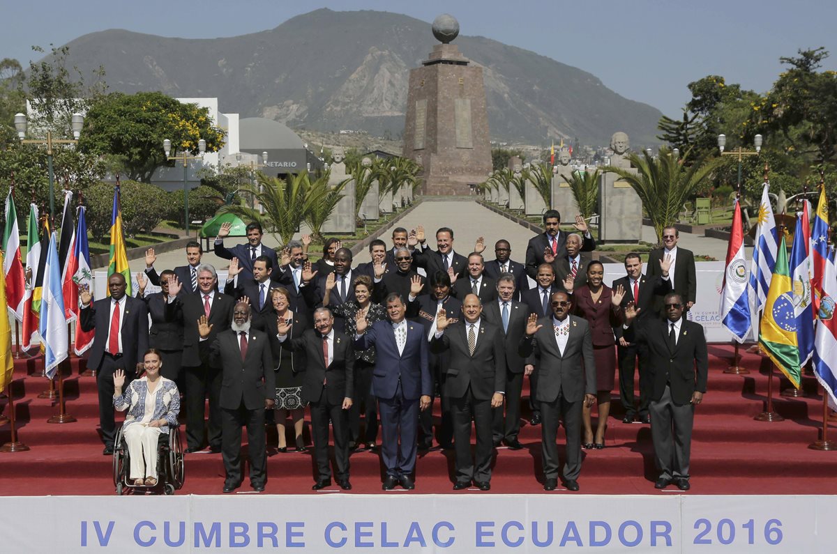Foto oficial de los mandatarios previo a inaugurar el foro regional. (Foto Prensa Libre: AP).