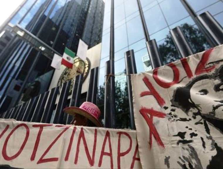 Activistas y abogados relacionados con las familias de los 43 estudiantes desaparecidos de Ayotzinapa están entre los afectados por el 'malware', según los reportes. (Reuters)