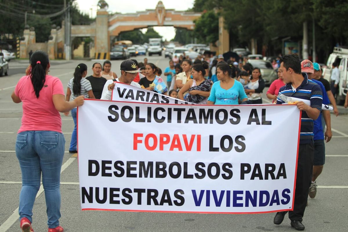 El grupo demanda la renuncia de los funcionarios de la cartera de Comunicaciones. (Foto Prensa Libre: Esbin García)