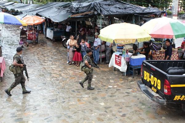 Soldados y agentes de la PNC patrullan calles y llevan a cabo allanamientos.